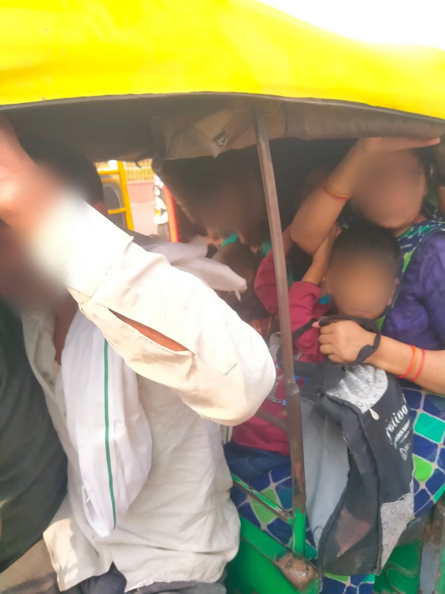 Agratraffic's tweet photo. #cpagra के निर्देशन #यातायात_माह के अंतर्गत आज दिनांक 05.11.24 को आगरा के पुरानी मंडी चौराहा पर ऑटो में अतिरिक्त सीट, ओवर लोडिंग एवं अन्य यातायात नियमों का पालन न करने पर विधिक कार्यवाही की जा रही है।
@uptrafficpolice
@AgraPolice https://t.co/u3YQe3Z4RY