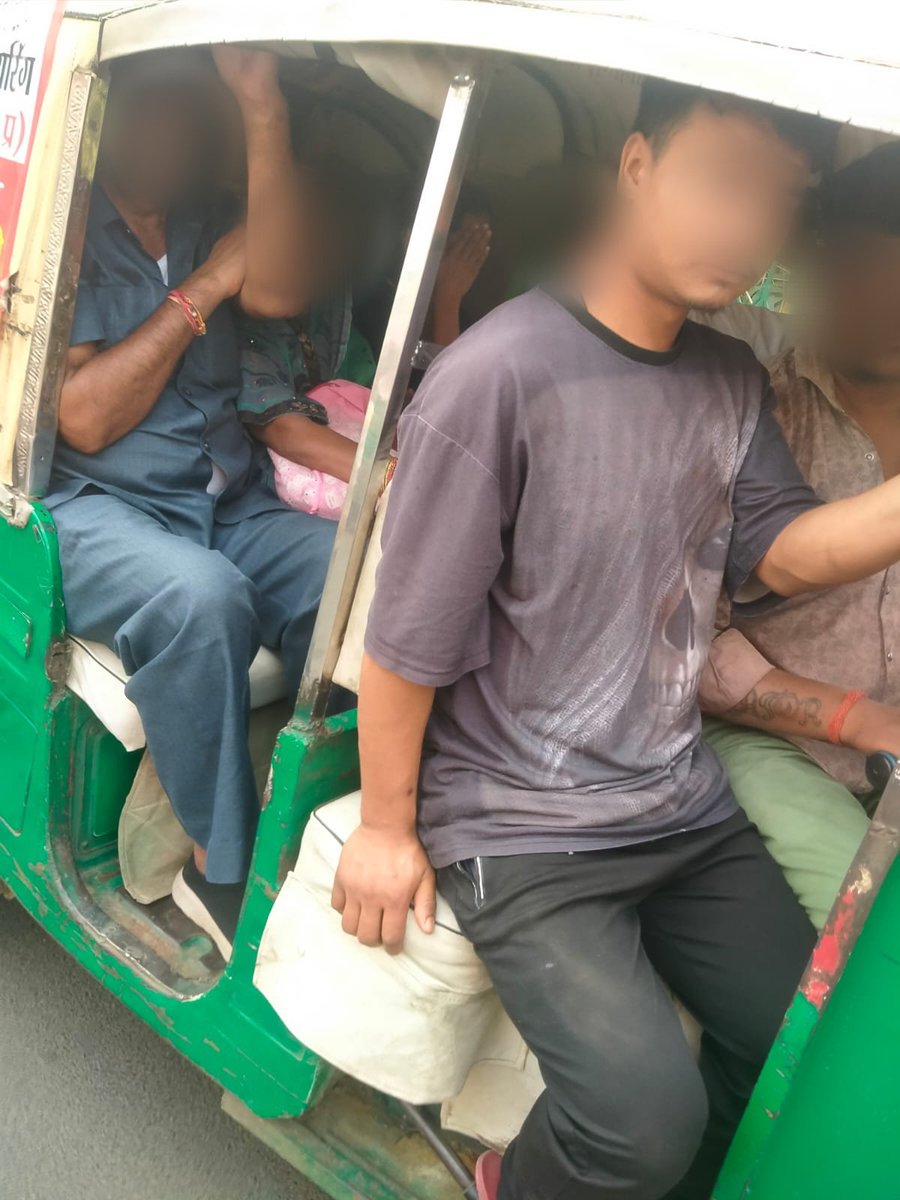 Agratraffic's tweet photo. #cpagra के निर्देशन #यातायात_माह के अंतर्गत आज दिनांक 05.11.24 को आगरा के पुरानी मंडी चौराहा पर ऑटो में अतिरिक्त सीट, ओवर लोडिंग एवं अन्य यातायात नियमों का पालन न करने पर विधिक कार्यवाही की जा रही है।
@uptrafficpolice
@AgraPolice https://t.co/u3YQe3Z4RY