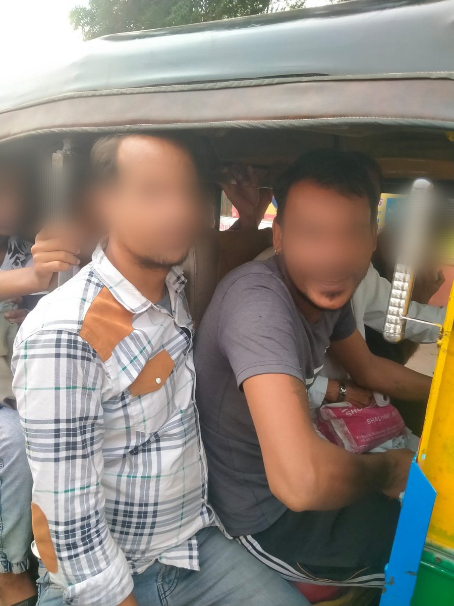 Agratraffic's tweet photo. #cpagra के निर्देशन #यातायात_माह के अंतर्गत आज दिनांक 05.11.24 को आगरा के पुरानी मंडी चौराहा पर ऑटो में अतिरिक्त सीट, ओवर लोडिंग एवं अन्य यातायात नियमों का पालन न करने पर विधिक कार्यवाही की जा रही है।
@uptrafficpolice
@AgraPolice https://t.co/u3YQe3Z4RY