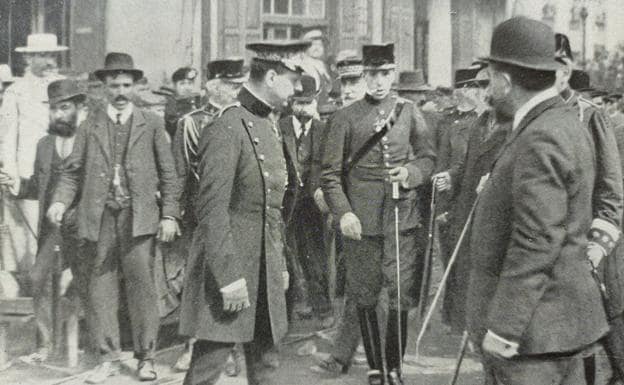 Elkatzer's tweet photo. Parecidos razonables. Alfonso XIII recorriendo las calles de Málaga tras la «riá» de 1907.  (Blanco y Negro 26.10.1907) https://t.co/tn5iOT0n1L