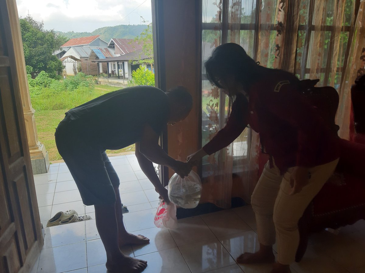 SenolinggiW's tweet photo. Senin (28/10), Veny Senolinggi, LuhKan Kab. Tolitoli, melakukan pendampingan penyerahan bibit ikan ke anggota kelompok  Kel. Tuweley, Kec. Baolan, Kab. Tolitoli 
#Luhlapor
#Tolitoli
#LuhkanSatminkalBitung https://t.co/Hm87G0ToDW