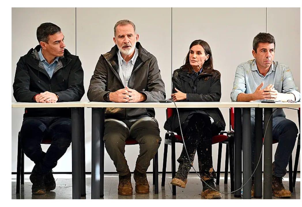AlvaroGalanVox's tweet photo. 🤬 Mirad los zapatos de cada uno. Una imagen vale más que mil palabras.
#PSOEculpable #PPculpable #Valencia #Dana #Mislata #PSOEmislata https://t.co/Kxrh2yBqdQ
