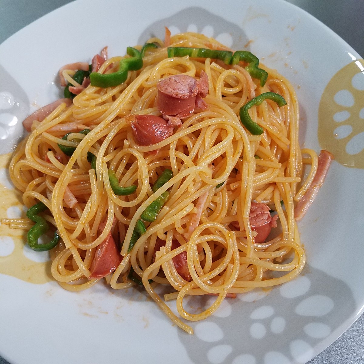 FUJIMARU512's tweet photo. 今日は朝昼一緒に冷蔵庫にあった食材でナポリタンと豚汁風！
ナポリタンはピーマン、ハム、ウインナーにケチャップのみ。簡単でも美味しい🍝
#ナポリタン　#豚汁　#自炊 https://t.co/7N0kbEC3Z0