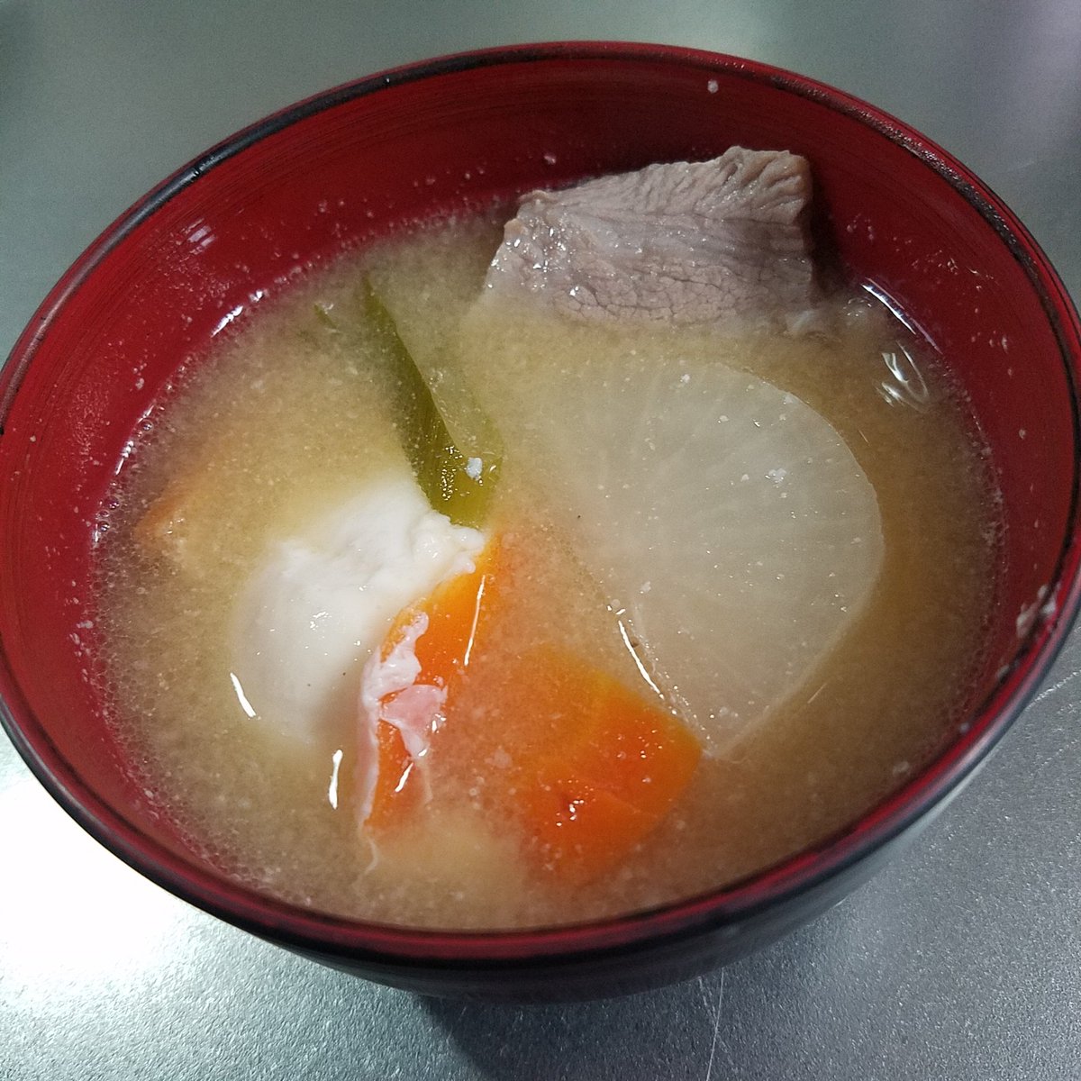 FUJIMARU512's tweet photo. 今日は朝昼一緒に冷蔵庫にあった食材でナポリタンと豚汁風！
ナポリタンはピーマン、ハム、ウインナーにケチャップのみ。簡単でも美味しい🍝
#ナポリタン　#豚汁　#自炊 https://t.co/7N0kbEC3Z0