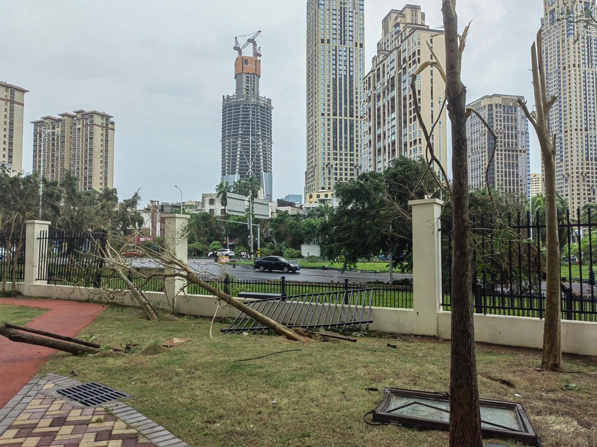 Encrypt_Kate's tweet image. 今回は非常に強い台風がここに上陸します。今は家で仕事と休憩をしています。😣