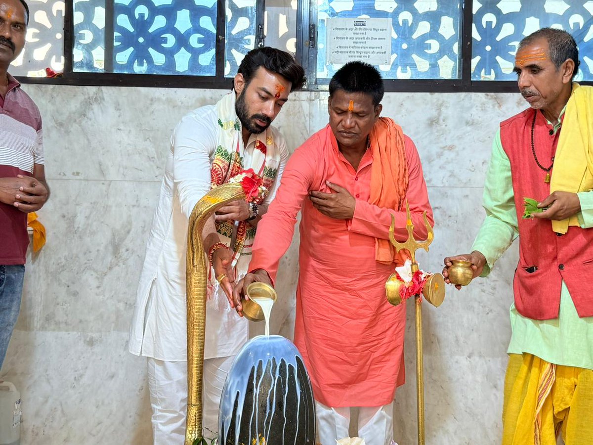 Rajeshverma_LJP's tweet image. आज धनबाद के मा० सांसद श्री ढूलू महतो जी के साथ बाघमरा के चिटाही धाम स्थित श्री राम मंदिर में पूजा अर्चना व दर्शन कर प्रभु श्री रामचन्द्र जी से समस्त जग कल्याण की कामना की तथा बाघमरा से एनडीए प्रत्याशी श्री शत्रुघ्न महतो जी के विजयश्री का आशीर्वाद माँगा। 
@iChiragPaswan @LJP4India