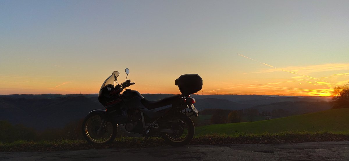 Auf dem Weg zur Arbeit. Oben 8° unten sind mir die Spiegel eingefroren. Festgestellt, das beim Sturz das Kabel vom rechten Heizgriff abgerissen ist. Hab heute einen kalten Händedruck