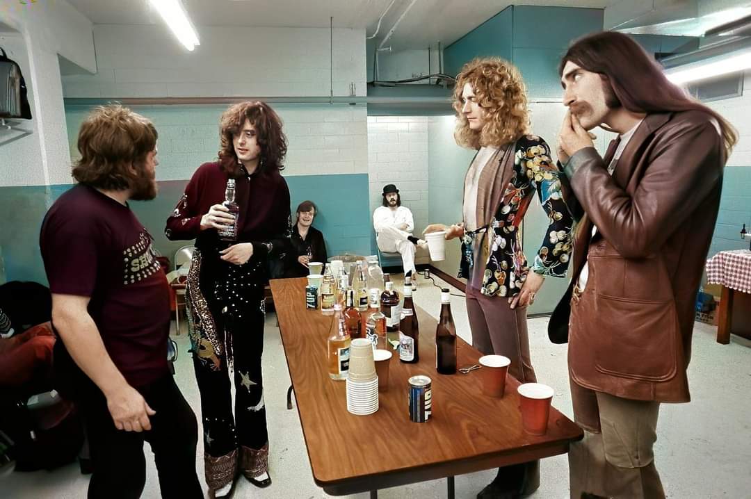 bongorama's tweet photo. Led Zeppelin backstage in Indianapolis (1975).

📸 Neal Preston https://t.co/VRXOAvfAUT