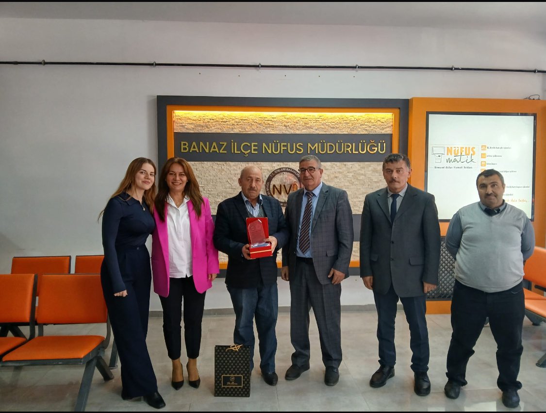 Denizli Valiliğine Protokol Müdürü olarak atanan 
İl Müdürümüz  Huriye AKYOL
Veda ziyaretleri kapsamında Banaz İlçe Nüfus Müdürlüğümüzü ziyaret etti.Personellerimizle vedalaşarak çalışma hayatlarında başarılar diledi. <a href="/aktasnaci/">Naci Aktaş</a> <a href="/itasyapan/">İbrahim Taşyapan</a> <a href="/TC_UsakValiligi/">Uşak Valiliği</a> <a href="/Huriyeakyol10/">Huriye Akyol</a>