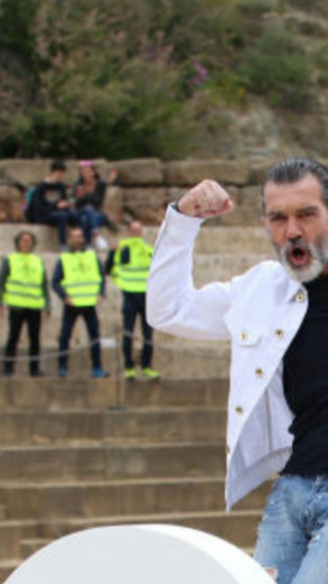 En el siguiente hilo 🧵vamos a intentar explicar muy muy muy resumidamente a <a href="/antoniobanderas/">Antonio Banderas</a> la situación real de los servicios de rescate y salvamento desde la vivencia del Cuerpo de Bomberos del <a href="/malaga/">Ciudad de Málaga</a>, ya que no leyó o no pudo leer el documento que le intentamos hacerle