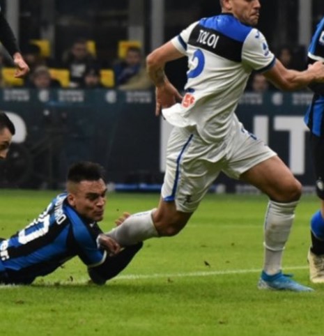 BMetalori's tweet image. questa squadra è protetta ... dalla malafede  ... se, nell'era del VAR, non fischi questo rigore ... non puo essere che malafede, protezione, corruzione, mafia calcistica ... #FIGCinter