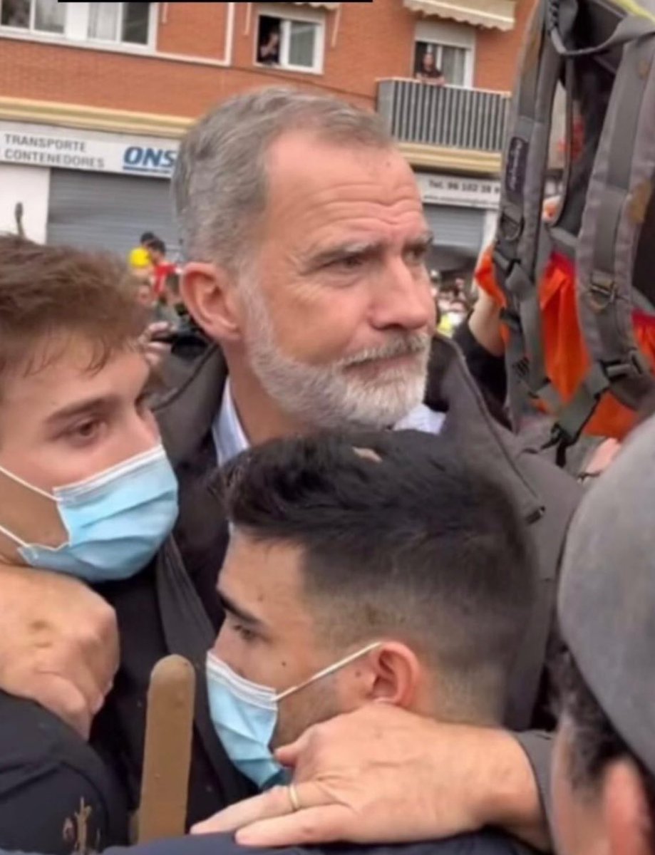 MiercolesRepubl's tweet photo. Felipe VI, el ‘abrazanazis’.

#FelizMartes https://t.co/jphybx5tk9