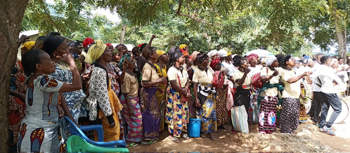 Les femmes des CFCLs Asimia, Batikambema et Bamasobha que nous accompagnons à Bapere prennent part à la foire des femmes rurales ouvertes ce mardi 5 nov à Nobili, à la frontière avec l'Ouganda. 4 jours de défilé, expositions d produits agricoles, échanges d'expériences et tombola