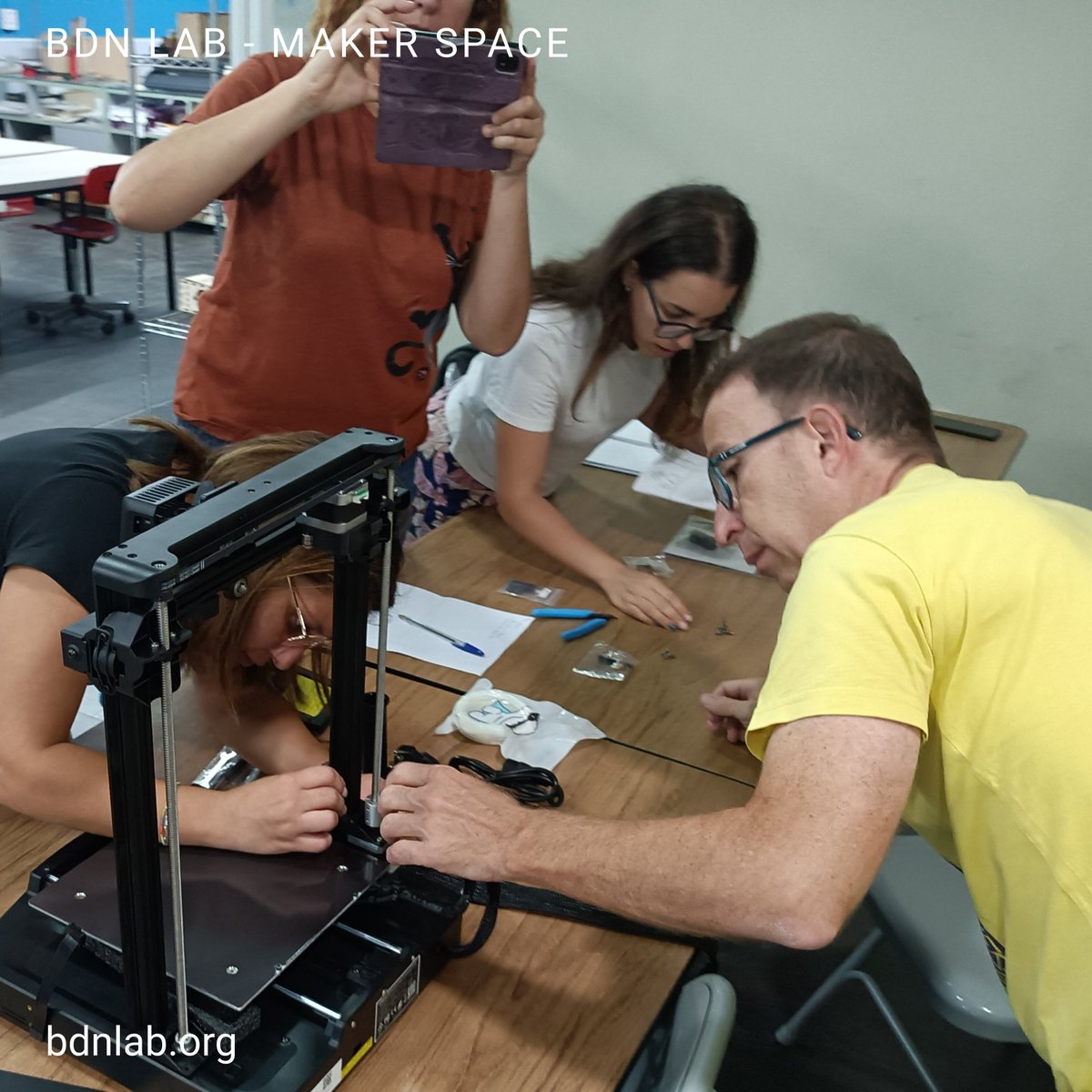 bdnlab's tweet photo. Primers tallers d'impressió 3D emmarcats en el projecte tecno-educatiu  'Menuda Badalona'. Dos centres més de la nostra ciutat amb una nova  impressora 3D!

#makers #Badalona https://t.co/4hM8txV0xm