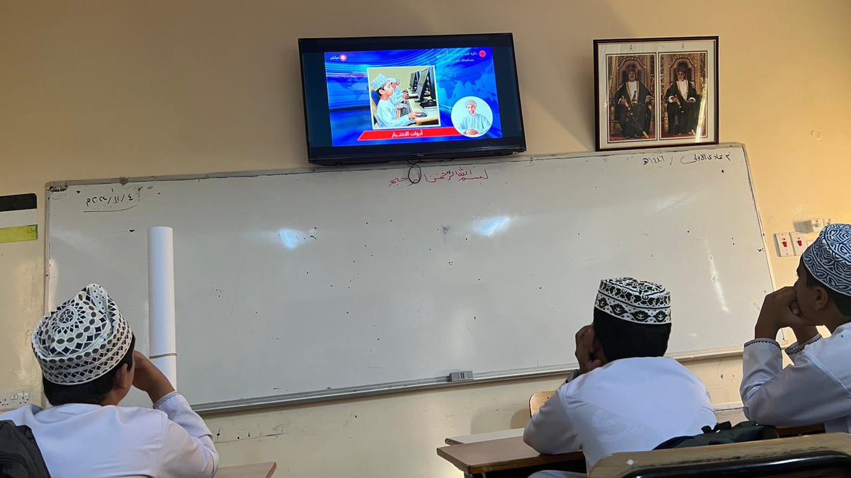 نفذت اليوم حصة ريادة الفصول الثانية وتم خلالها توزيع ملفات خاصة لكل مربي فصل تحتوي على الأجندة المراد تفعيلها من حيث الاهتمام بنظافة الفصل وتعليق الوسائل واختيارات الطلبة للانشطة وذلك تحت اشراف إدارة المدرسة والأستاذ خليفة البوسعيدي أخصائي الأنشطة