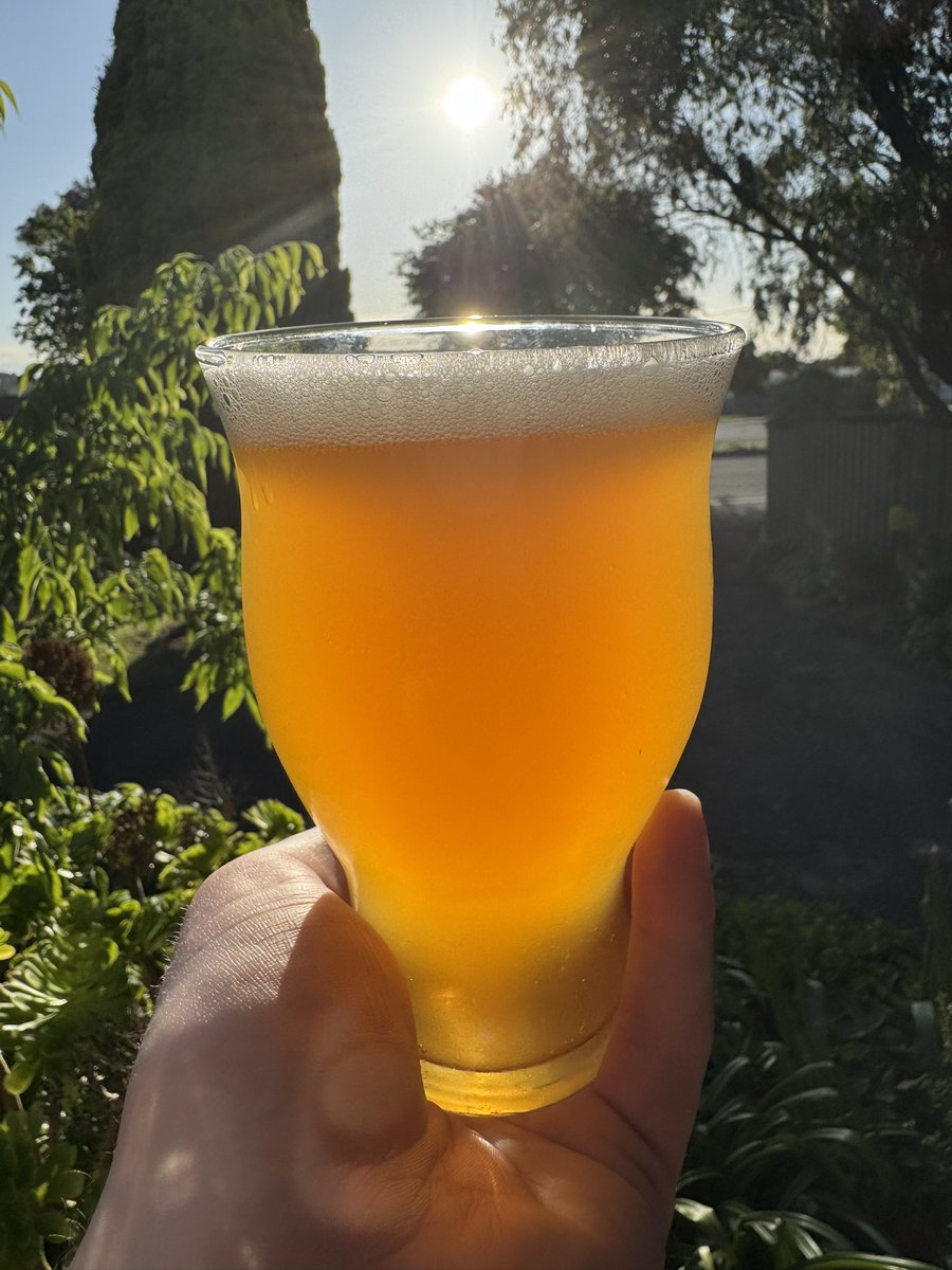 jcaficionado1's tweet photo. Finally sitting down on my deck watching the sun go down with easily my fav beer - the @balterbrewers 6% Hazy!

Punchy, juicy and full of passionfruit, mango &amp; mandarin. It’s a belter!!

🍻🍻☀️☀️

#balterbrewing #hazy #beeroclock #beerreview https://t.co/racnGGIaIX