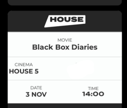#BlackBoxDiaries ถือว่าเข้ามือเลย เพราะผุ้ถูกกระทำเป็นนักข่าว เพราะงั้นเราเลยจะได้ทั้งฟุต ทั้งเสียง ทั้งภาพจากกล้องวงจรปิด มาแบบครบๆเลย
ตัวสารคดี ตัดต่อ ลำดับภาพมาเล่าแบบอารมณ์ต่อเนื่องดีอ่ะ เค้าค่อยๆบ่มมาเรื่อยๆ แล้วถึงจุดนึง เราก็ร้องให้ตามคนเล่าเลย T_T