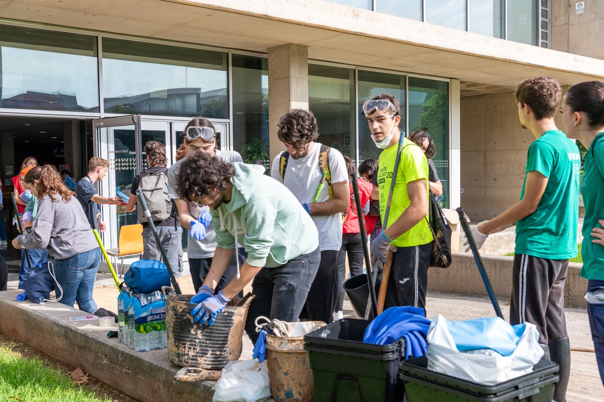 ❤️‍🩹 Solidaritat universitària

🫂 Escoles i facultats ofereixen ajuda a les persones i poblacions afectades per la DANA a través de diferents iniciatives ➡️ tinyurl.com/bdd9nymj