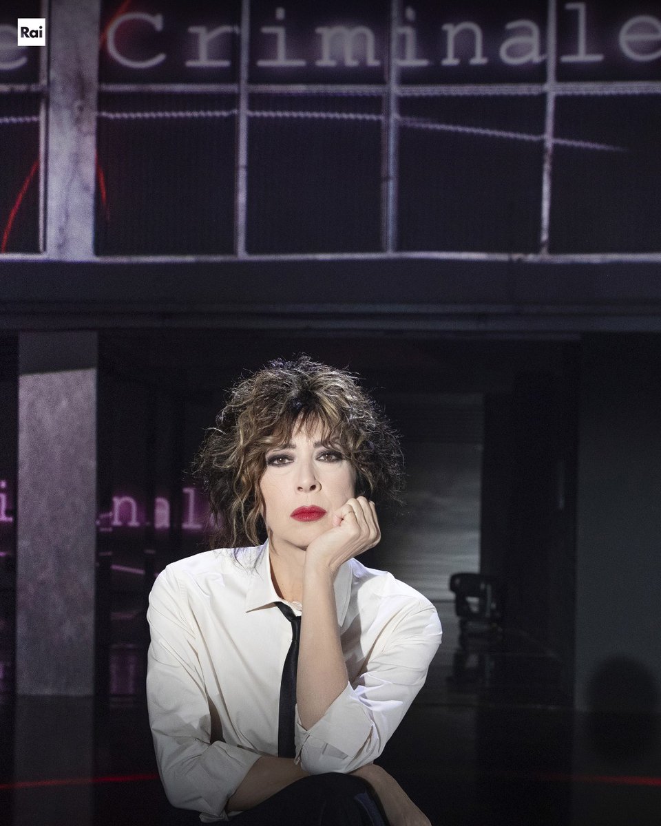Amore Criminale - Storie di femminicidio
Questa sera alle 21.20 su #Rai3.
Veronica Pivetti racconta le tragiche storie di donne vittime di femminicidio. Nella prima puntata la storia di Maria Sestina Arcuri, una ragazza di 26 anni, morta tragicamente nel paese di Ronciglione.