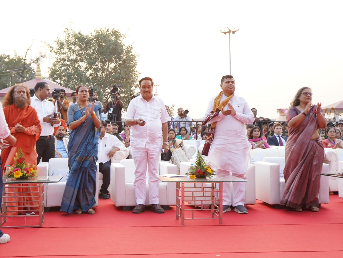 CRPaatil's tweet image. नमामी देवी गंगे।

गंगा मात्र एक नदी नहीं, बल्कि हमारी सांस्कृतिक धरोहर और आस्था का प्रतीक है। करोड़ों लोगों की श्रद्धा और भक्ति का केंद्र है। कल नेशनल मिशन फॉर क्लीन गंगा द्वारा गंगा तट पर आयोजित “गंगा उत्सव” में पूज्य साधु संतों की उपस्थिति में सम्मिलित होकर गौरव और प्रसन्नता की