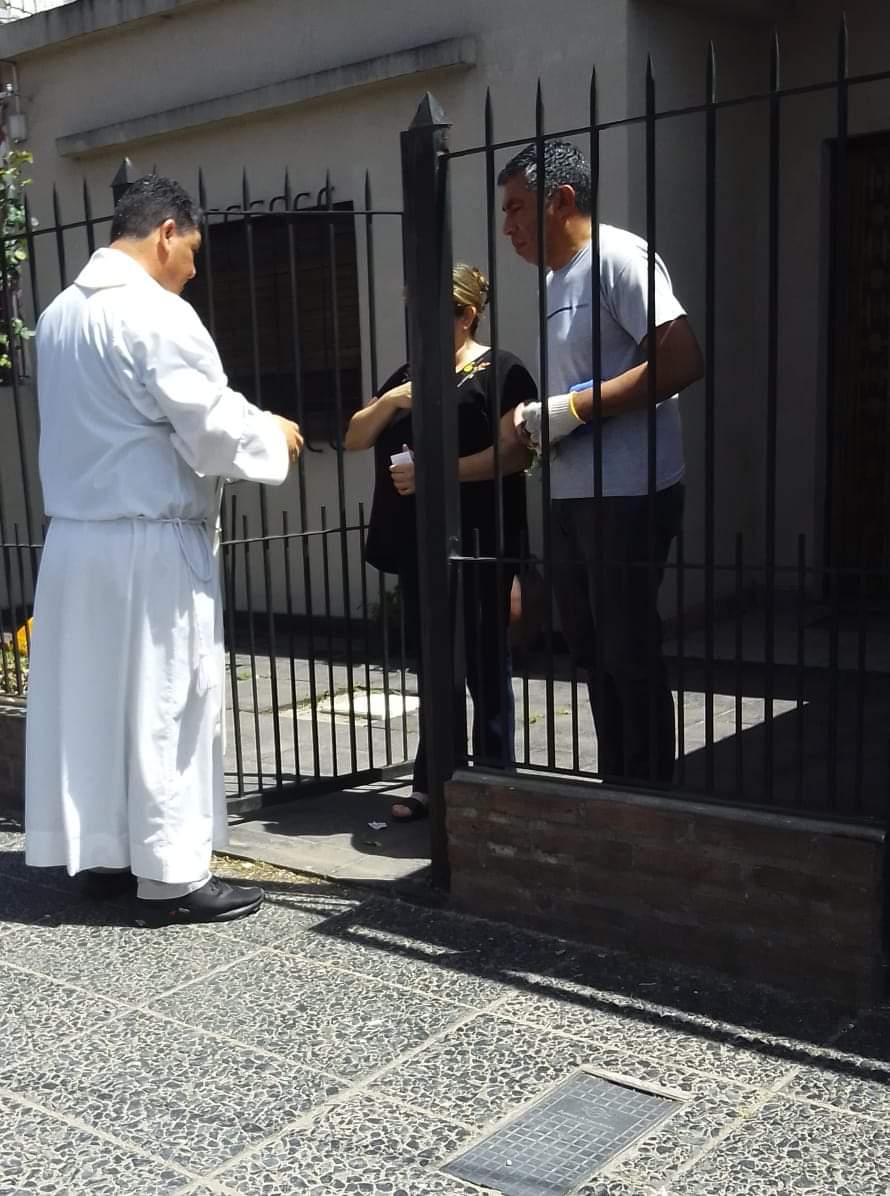 EclesiaInfo's tweet photo. La imagen de la Virgen de la Paz, que está peregrinando por la @DiocesisLomas, arribó a la parroquia Ntra Sra de Lourdes (Claypole).

#VirgenDeLourdes #Claypole #VirgenMaria #VirgenDeLaPaz #IglesiaCatolica #Evangelio #SanVicente #AlmiranteBrown #Ezeiza #LomasDeZamora #Eclesia https://t.co/LjcgTx0xQl
