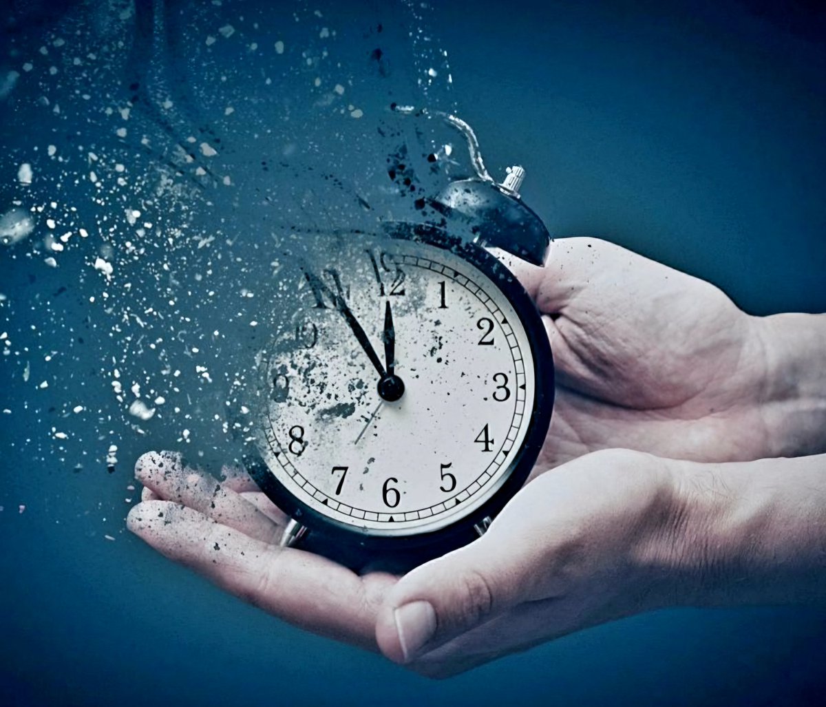 "Nos enseñan a contar segundos, 
  minutos, horas, días, años, pero 
  nadie nos explica el valor de
  un momento".
- Donato Carrisi