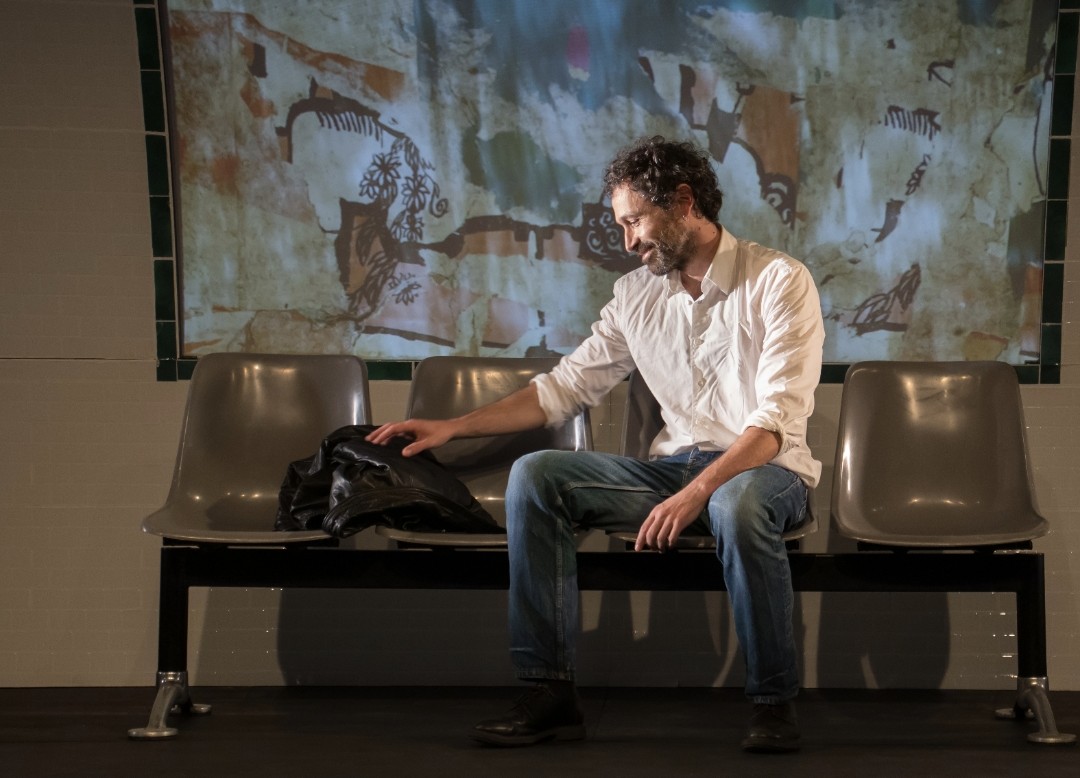 L'Ester Villamor ha dirigit un muntatge molt bonic que es pot veure al <a href="/teatreolia/">Teatre Eòlia</a> fins al 17 de novembre.

L'interpreta l'Albert Ausellé- ni un gram de xuleria, tot ànima- que és un dels millors actors del país.

Servidora ha ajudat amb la dramatúrgia.

'El meu germà, Bernard'🍃
