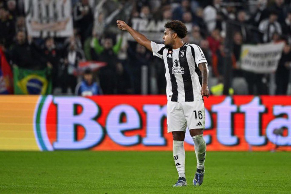 BianconeriZonEs's tweet photo. Ayer, Weston #McKennie fue reprendido por el asistente de #ThiagoMotta, #Colinet, quien le pidió que bajara un poco la intensidad tras verlo liderar el calentamiento con mucha energía y entusiasmo. 

[@ilbianconerocom] 🟡 https://t.co/jHg2e7G2NJ
