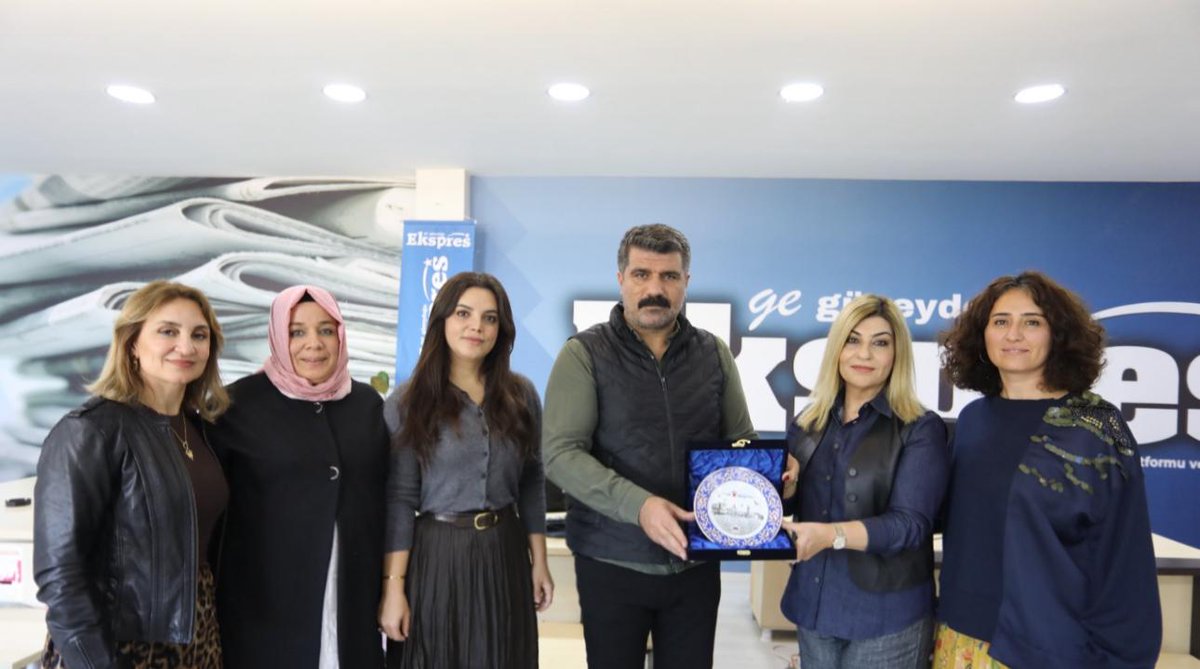 TOBB Diyarbakır Kadın Girişimciler Kurulu Başkanı Cevher Defne Eyyubi, Başkan Yardımcısı Hatice Akyıl, Kurul Üyeleri Arzu Tekindağ Yıldırım ve Serap Özyılmaz, 21’nci kuruluş yıldönümümüz vesilesi ile Güneydoğu Ekspres’i ziyaret ederek, gazetemizin İmtiyaz Sahibi Hüsnü Pervane ve