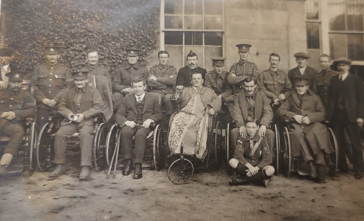 Our #ArchiveOfTheWeek is D8529/1/3, a scrapbook containing newspaper cuttings, poems, postcards and drawings by wounded #FirstWorldWar soldiers, as well as photographs of British and Belgian soldiers being treated at the Devonshire Hospital in Buxton. 

#EYARemembrance