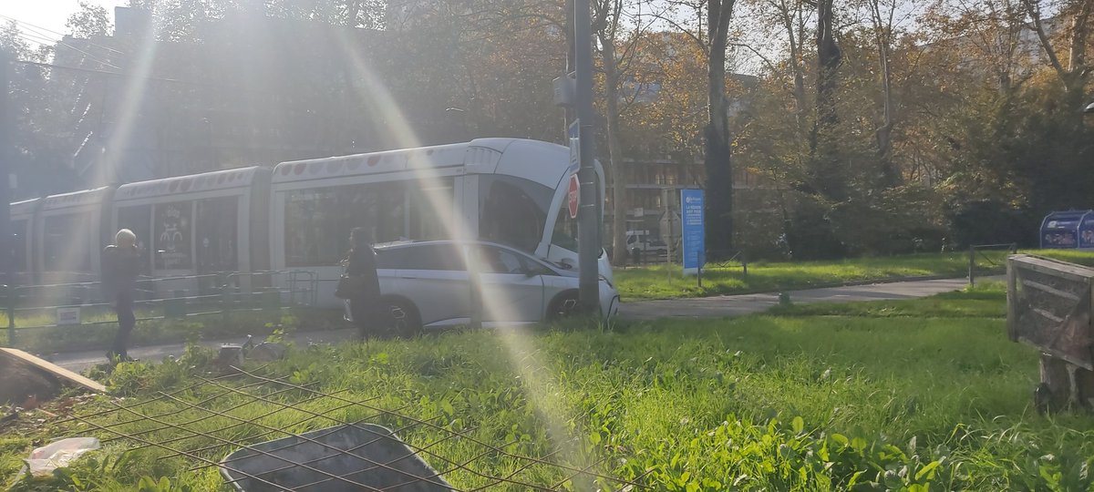 LadouaV's tweet photo. Le tram ne portait pas de gilet !! https://t.co/wHX6pWba7Z