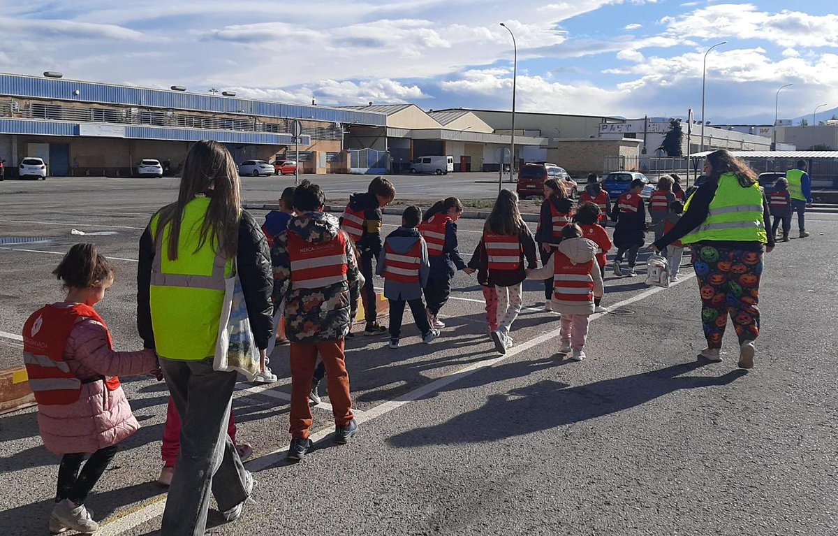 AlqueriaEduca's tweet photo. El grupo verde (5 años) y 4º de primaria realizan durante todo el primer trimestre un trabajo e investigación conjunta sobre "los alimentos". El aprendizaje cooperativo y las colaboraciones interetapas son parte esencial de Alquería Educación. https://t.co/aQY5OU2KWf