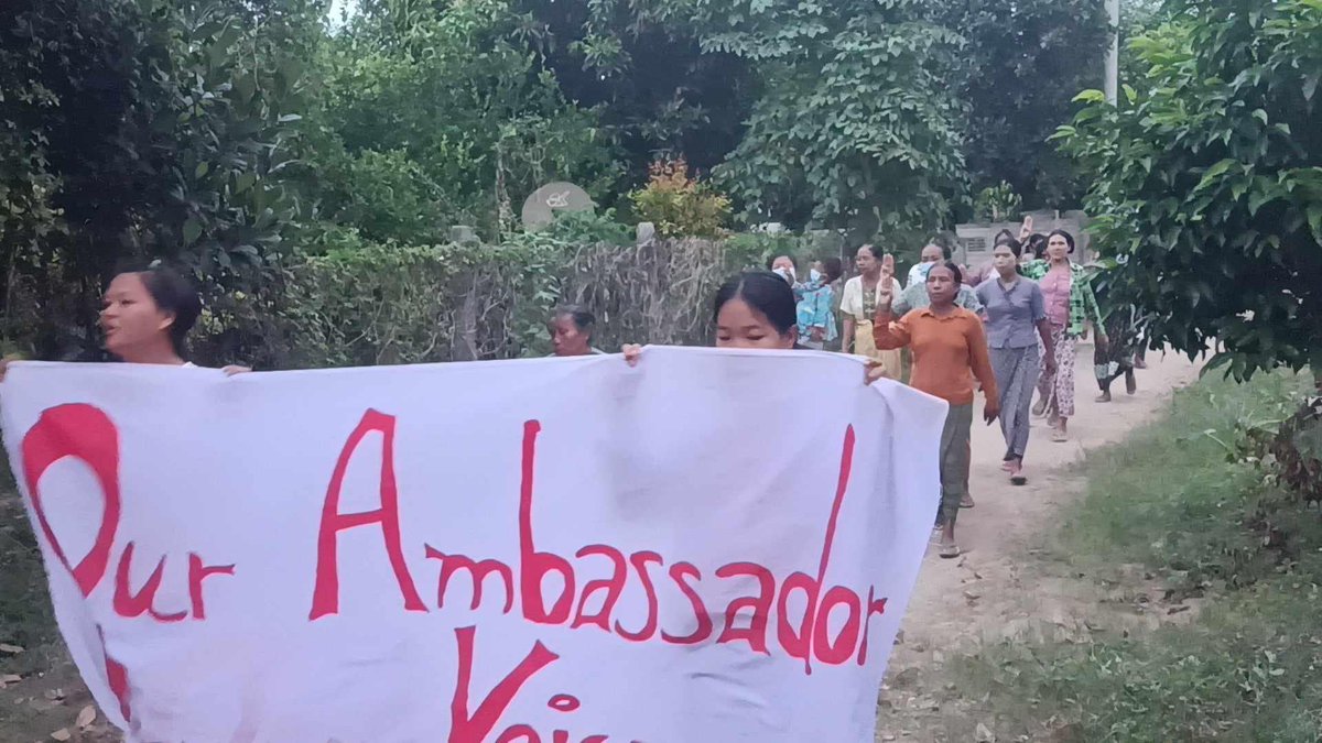 KYITHAR95368969's tweet photo. Shwe Yae Kyi’s evening protest led by local residents from a village of #Yinmarbin Twp, #Sagaing Region, staged a marching strike to overthrow the #MilitaryDictatorship on Nov5.

#Airbusted
#AirBus2AirStrikes            
#2024Nov5Coup          
#WhatsHappeningInMyanmar https://t.co/pKD72Gefr3