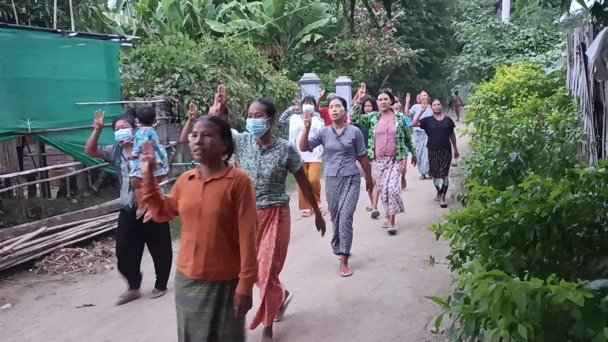 KYITHAR95368969's tweet photo. Shwe Yae Kyi’s evening protest led by local residents from a village of #Yinmarbin Twp, #Sagaing Region, staged a marching strike to overthrow the #MilitaryDictatorship on Nov5.

#Airbusted
#AirBus2AirStrikes            
#2024Nov5Coup          
#WhatsHappeningInMyanmar https://t.co/pKD72Gefr3