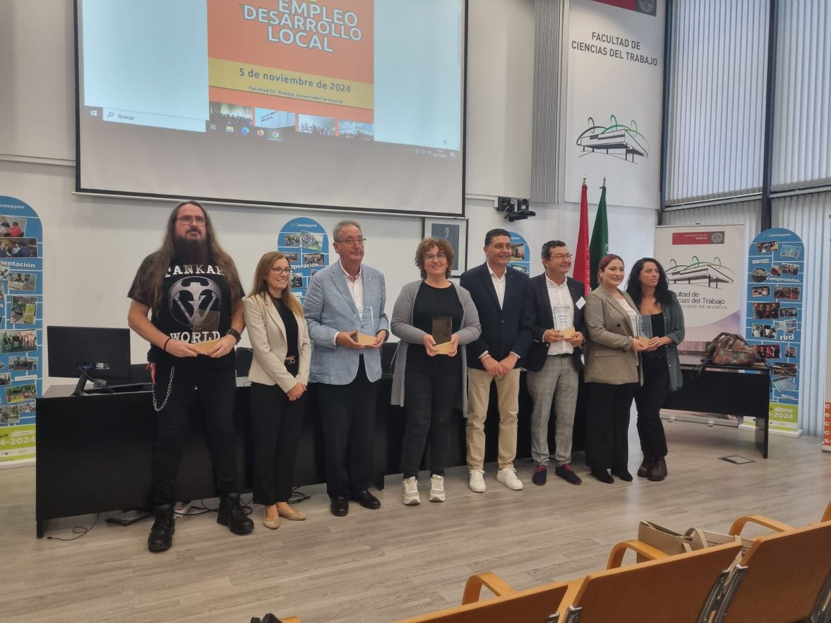 Ayto_Cehegin's tweet photo. Hoy, Cehegín ha estado presente en el XI Foro de Empleo y Desarrollo Local🎓🤝.

Sebastián Pérez S.L. ha sido galardonada con el Premio Empresario Local 🏆una empresa que mantiene viva la tradición de la artesanía en barro de Valentín . https://t.co/RIy21L9aY6
