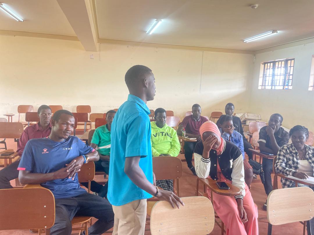 Akiiko akakulira bannankobazambogo Kabale University kabadde ne tabamiluka wiiki ewedde ku lwo mukaaga . Ensonga nyingi ezatesedwako omuli engeri yo kudukanyamu ekibiina kino okukituusa ku ntiko.