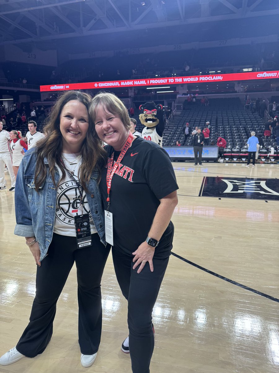 cincyleeann's tweet photo. So much fun cheering on our #Bearcats last night! Looking forward to an amazing season! ❤️🖤 https://t.co/qdMrcFYGpb