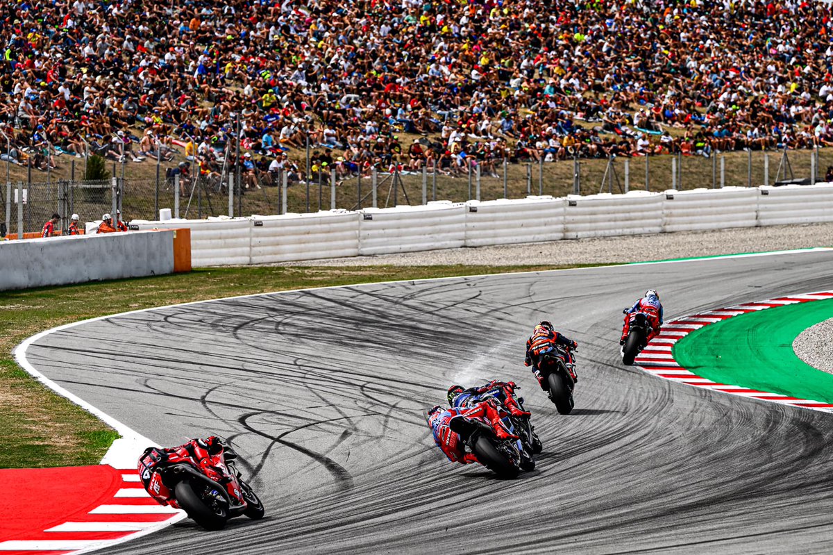 MotoGP finale moves to Barcelona in solidarity with flood-stricken Valencia. 📷📷
#MotoGP #Valencia 

insideracing.com/?p=62457