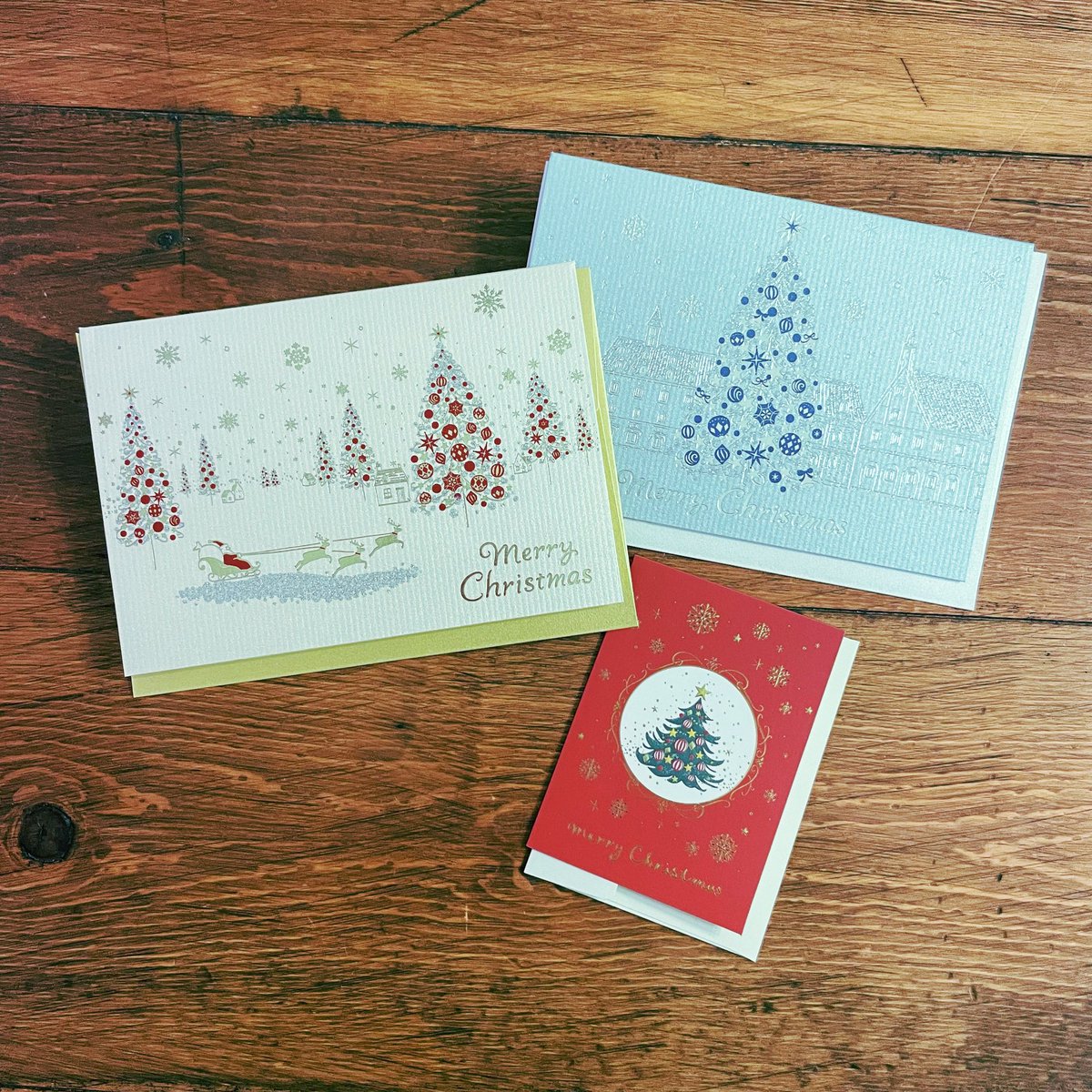 kalo_illust's tweet photo. .
.
クリスマスカード
販売中です。
.
イーズプロダクツさまより
全国の文具店で販売中です。
.
kalo デザインです。
.
.
#クリスマスカード #クリスマス #christmascard #文具女子 #stationeryaddict #メッセージカード #グラフィックデザイナー #イラストレーター #イラストレーション #イラ通 https://t.co/XoNvQV4liY
