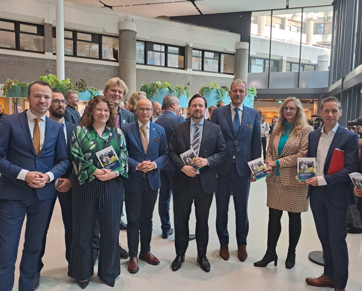 VNG (@vngemeenten) on Twitter photo De VNG in petitie aan ondervoorzitter Asiel &Migratie <a href="/MeetelenRachel/">Rachel Van Meetelen</a> klemmend beroep op politiek en rijk: zorg dat gemeenten ook in de toekomst de gemeentelijke opvang voor Oekraïners kunnen uitvoeren.
vng.nl/nieuws/oproep-… De VNG in petitie aan ondervoorzitter Asiel &Migratie <a href="/MeetelenRachel/">Rachel Van Meetelen</a> klemmend beroep op politiek en rijk: zorg dat gemeenten ook in de toekomst de gemeentelijke opvang voor Oekraïners kunnen uitvoeren.
vng.nl/nieuws/oproep-…
