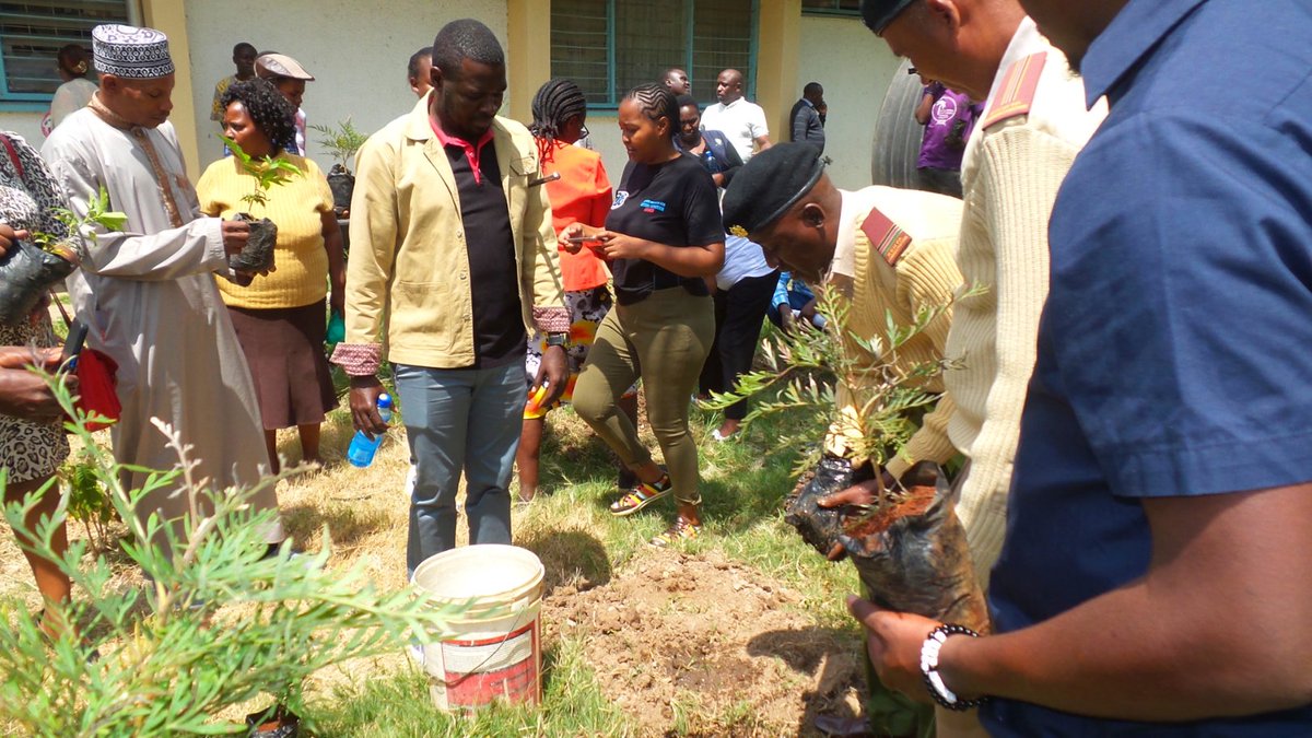 UnganoTena's tweet image. Today marked the inception meeting for the #PEISProject by @APHRC, bringing together CBOs to discuss the intersection of climate change, health, and food systems. Honored to have the Area ACC &amp;amp; Chief in attendance as we set the stage for impactful collaboration! 🌍 @otiezmilly