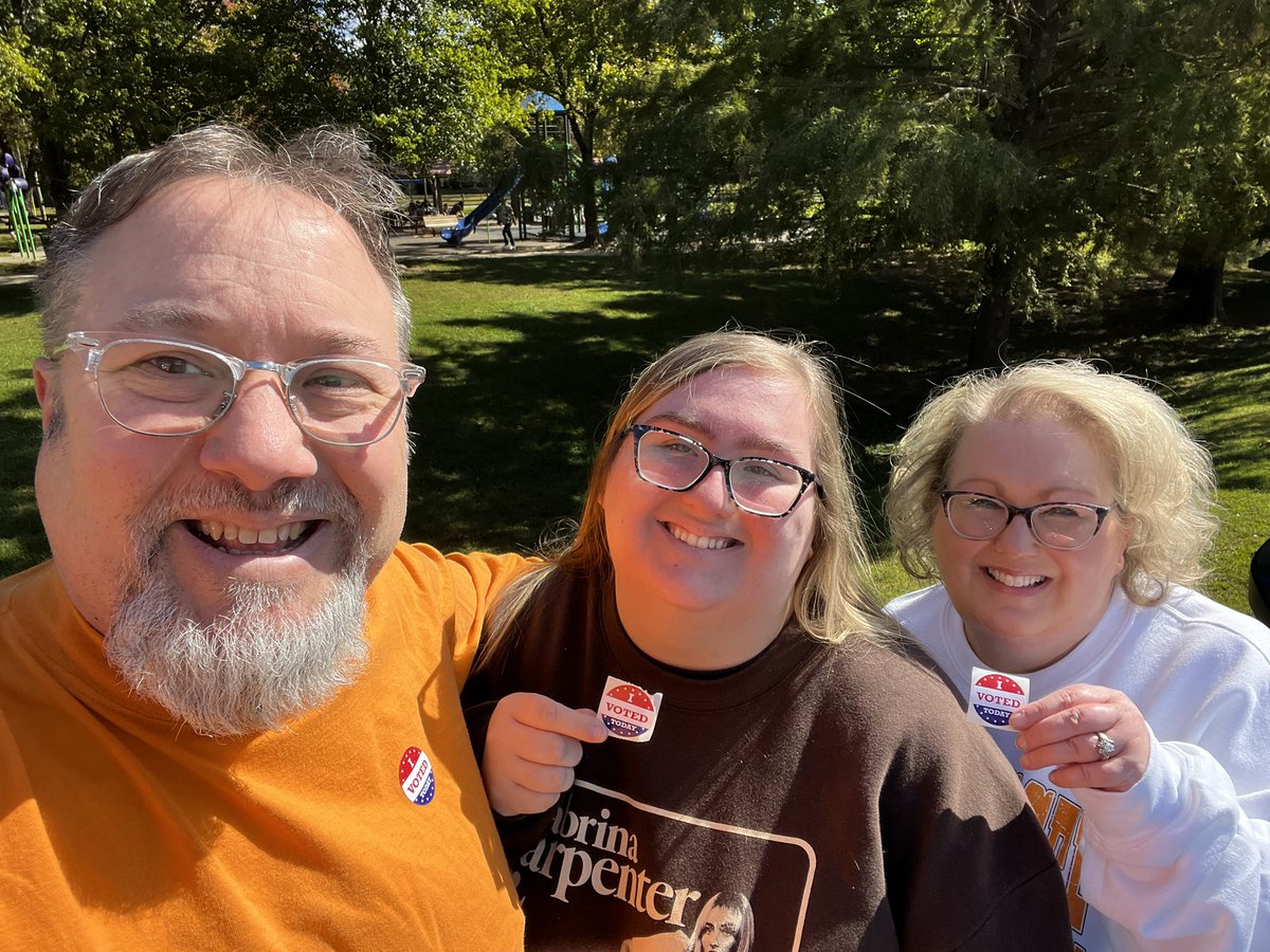 GrimesJoni's tweet photo. @MrsEmilyFinch @KamalaHarris @Atticus59914029 @mattieryan03 We voted early a few weeks ago when our daughter was home for the weekend! 💙🇺🇸 https://t.co/1Pv0SmN6xt