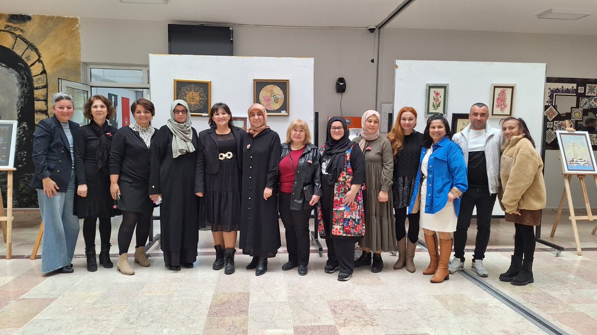 beun_dmyo's tweet photo. BEUN Devrek MeslekYüksekokulu’nda, Ankara Müzik ve Güzel Sanatlar Üniversitesi öncülüğünde, Prof. Dr. Ruhi Konak’ın küratörlüğü ve El Sanatları Öğr. Gör. Dr. Ferah Şavkar organizasyonları ile “İntercity 100+1 Şehirlerarası Karma Sergi” etkinliği gerçekleştirildi. https://t.co/9D7DrzauDe