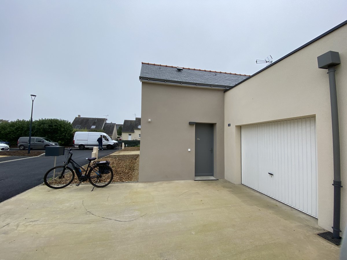 👀 Remise de clés pour les logements collectifs et individuels à Gennes.
Avec le concours du cabinet d'architecte A2RT, nous avons construit 14 logements  : -11 logements intermédiaires, dont 4 de type II et 7 de type III -3 logements individuels de type III "Vivre son Âge"