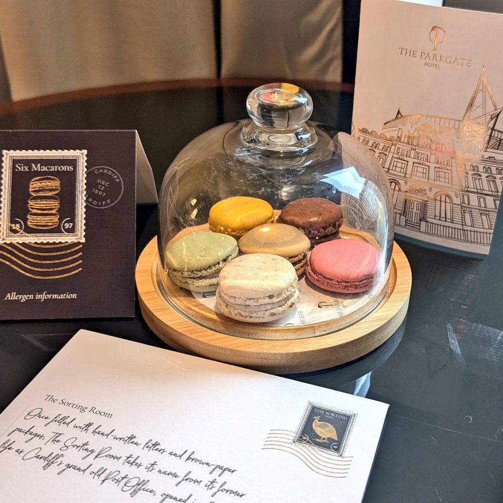 The little touches always make a difference. Thanks to <a href="/ParkgateHotel/">theparkgatehotel</a> for the Macarons delivered to my room. The perfect sweet treat ahead of tomorrow's conference 😋 #eventprofs #Hotels #LuxuryHotel