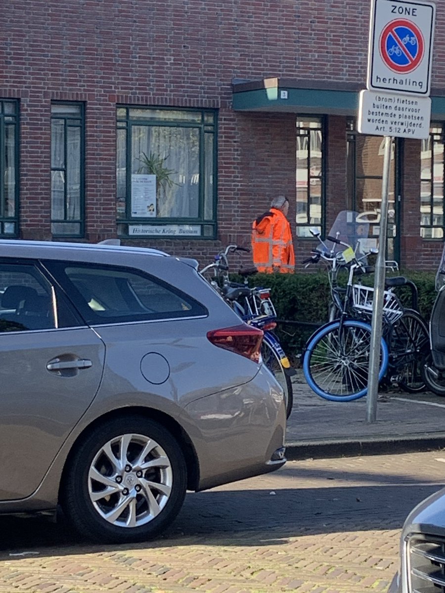 Notabene op de verkiezingsdag zelf zie ik Trump bij het station Naarden/Bussum lopen…..