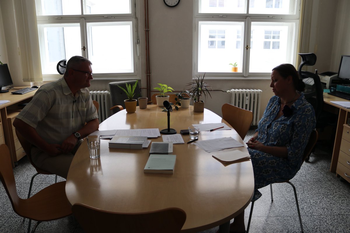 Podcast „TŘETÍ PROSTOR“ V ČESKÉ NEOFICIÁLNÍ DRAMATICE

Kudy vede hranice české literatury? A co je „třetí literární prostor“?

Na tyto a další otázky odpovídají kolegyně Lenka Jungmannová a David Kroča (<a href="/pedmuni/">Pedagogická fakulta MUNI</a>) v novém podcastu.

🎙️ucl.cas.cz/aktuality/podc…