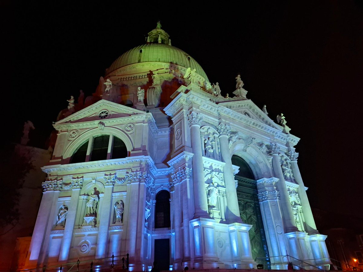 Ieri sera, per celebrare questo importante momento, la Basilica di Santa Maria della Salute è stata illuminata in modo speciale ✨

#VeneziaUnica
#5novembre