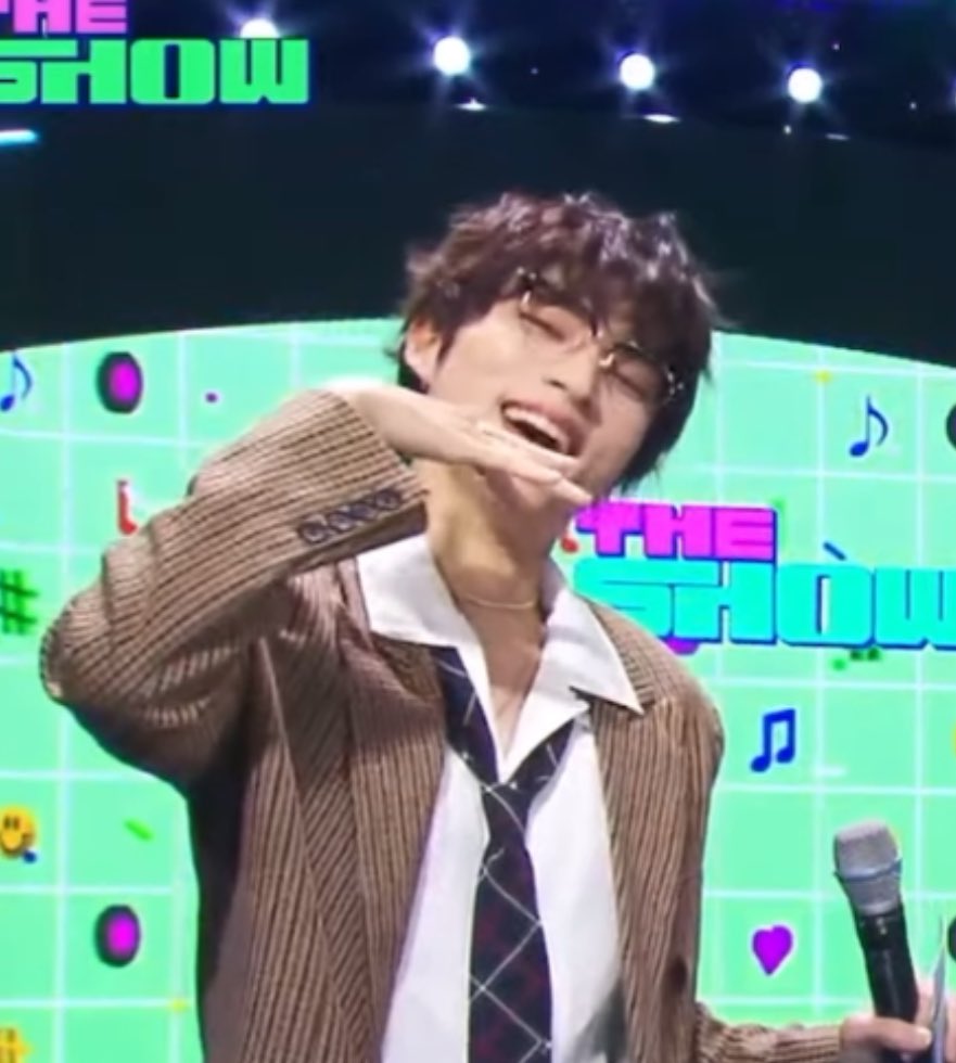 smoldejuns's tweet photo. WAYV COMEBACK SPOILER BY MC JUNJUN TODAY ‼️‼️

"HIP HOP &amp; OLD SCHOOL", along with this hand motion 😭💗 

SO EXCITED OMG https://t.co/4cMhLTZo7F