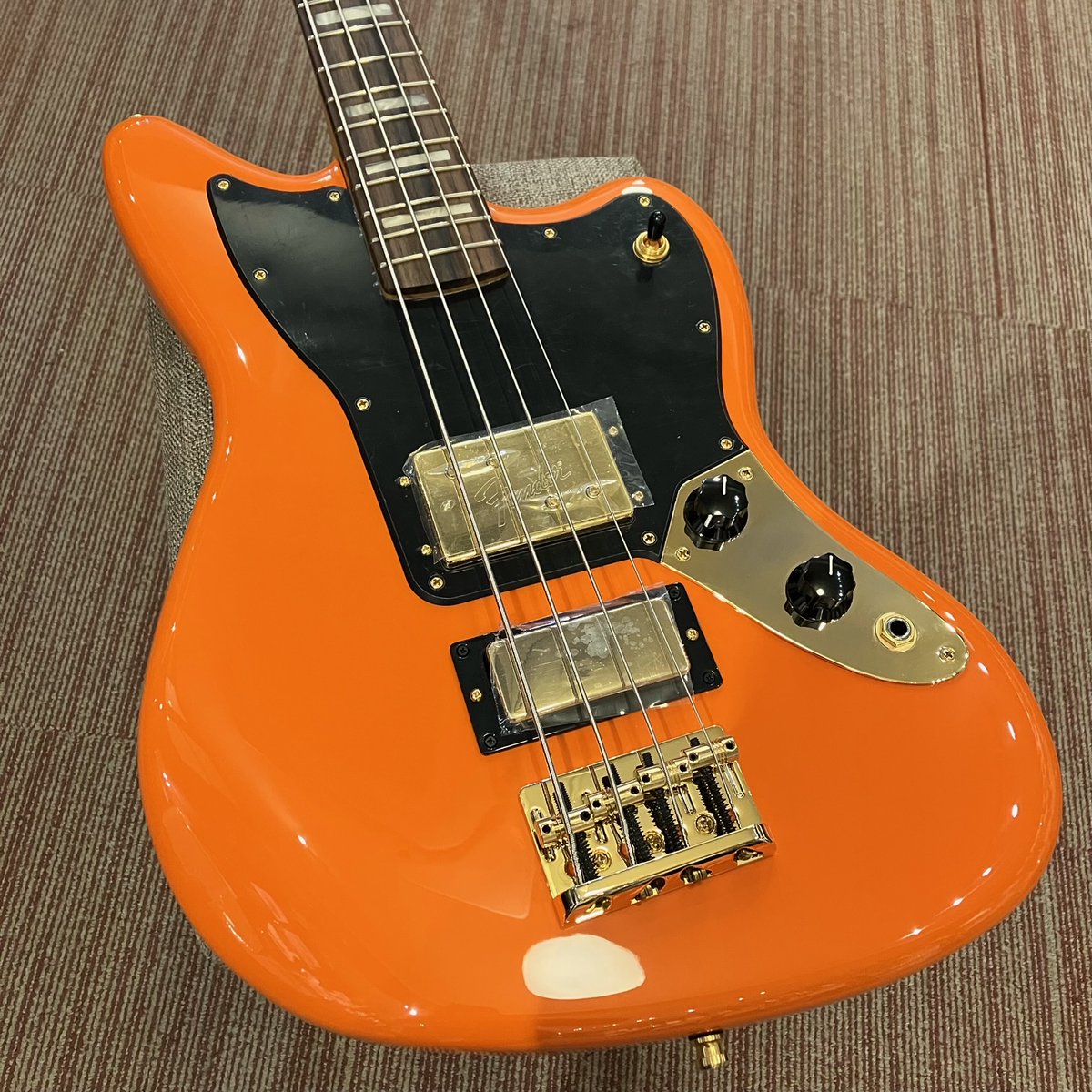 basshouse_tokyo's tweet photo. 【商品情報】
Limited Edition Mike Kerr Jaguar Bass (Tiger's Blood Orange/Rosewood) 🐯
#RoyalBlood の #MikeKerr シグネチャーモデル!🔥
ショートスケールでコンパクトな見た目とは裏腹に太く非常に音圧のあるサウンドが特徴です!🎸
🔻詳しくはこちらから🔻
https://t.co/U1YkoTZOts https://t.co/mwGPSUJPmo
